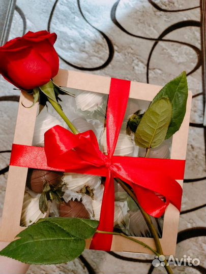 Клубника, финики,бананы в шоколаде