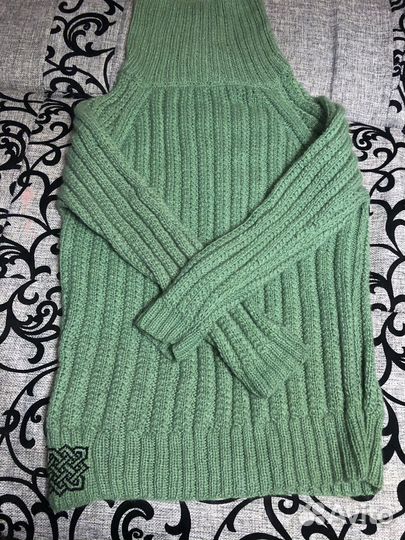 Шерстяной свитер. Ручной вязки