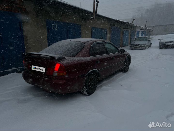 Mitsubishi Carisma 1.8 МТ, 1997, битый, 300 000 км