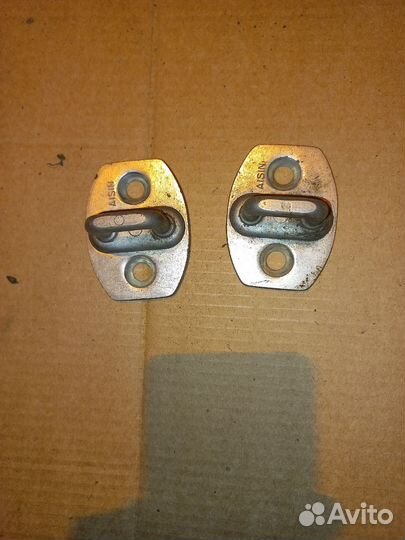 Скоба замка двери на Тойота королла 150 кузов