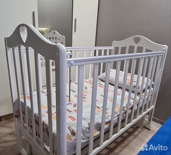 Детская кроватка с поперечным маятником