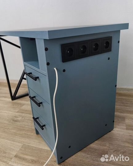 Стол для маникюра с ящиками и розетками