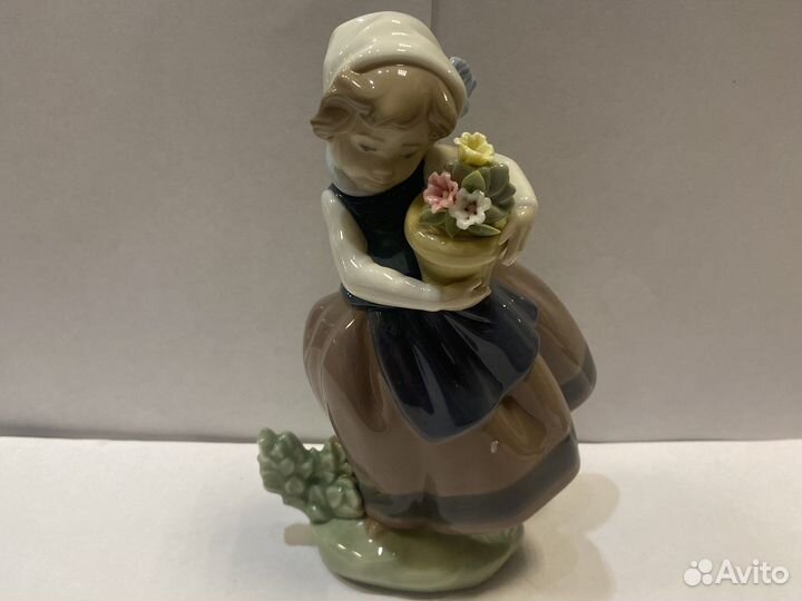 Статуэтка lladro девочка с цветами
