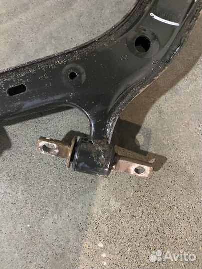 Нижний передний правый рычаг Хонда црв 2013г