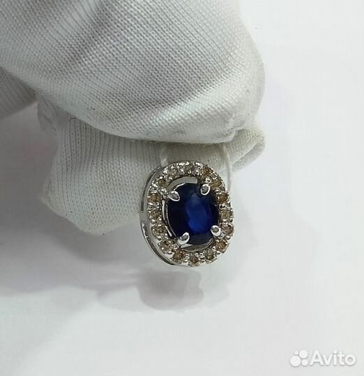 Золотая подвеска с камнем