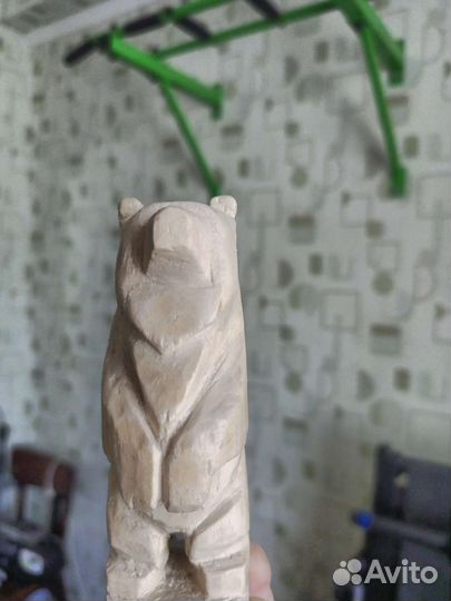 Статуэтка—медведь из липы, покрыт лаком