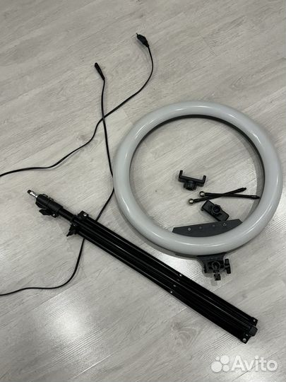 Кольцевая светодиодная лампа со штативом