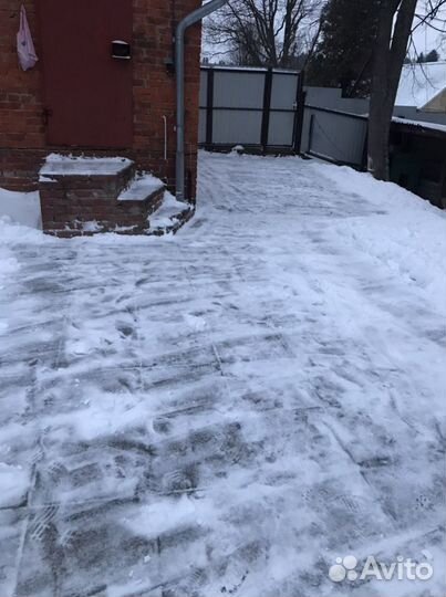 Чистка уборка снега с крыш, сбив льда сосулек