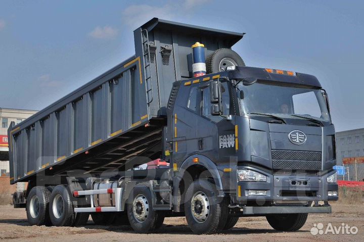 Водитель самосвала