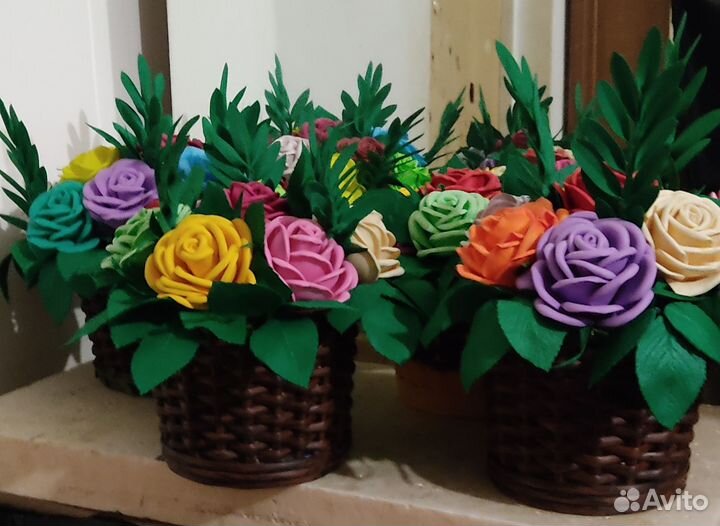 Искусственные цветы на кладбище