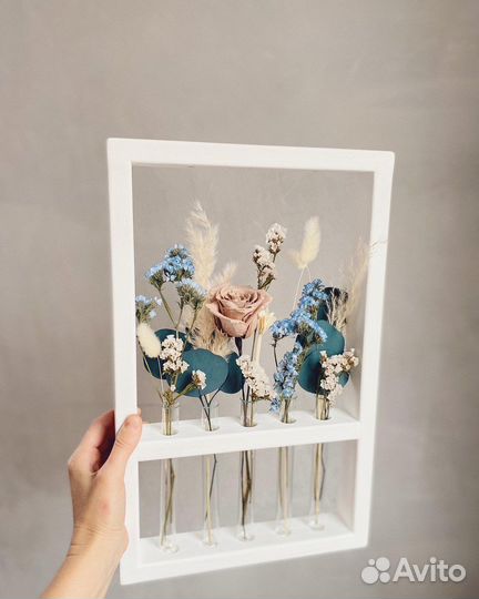 Рамка с сухоцветами и стабилизированными цветами