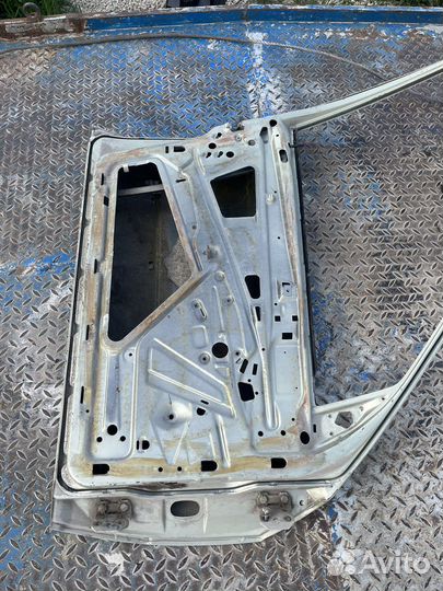 Передняя левая дверь mercedes 190 w201