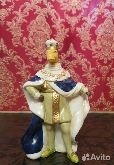Статуэтка фарфоровая