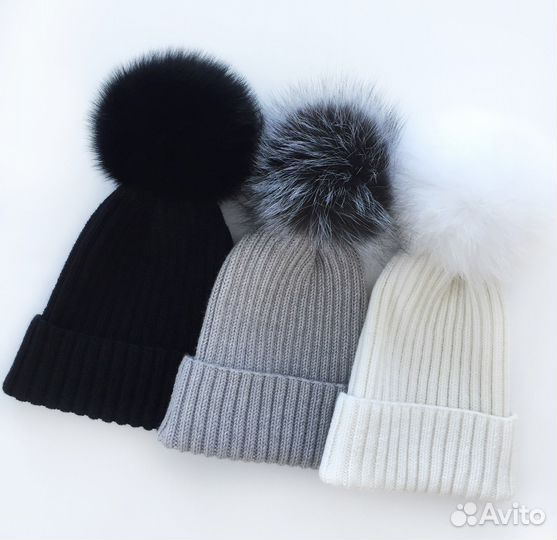 Шапка белая с натуральным помпоном, ог 56