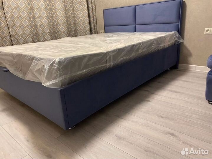 Кровать с мягким изголовьем