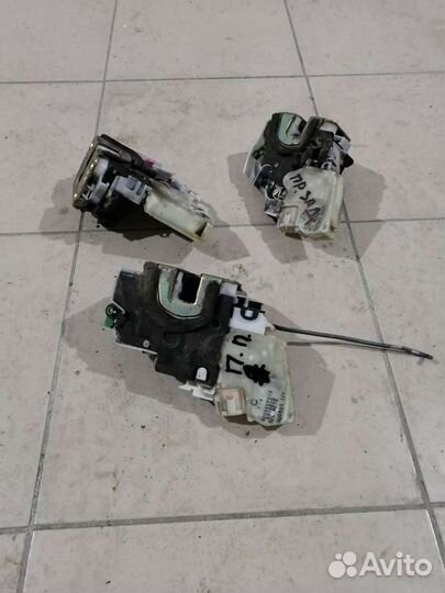 Замок двери Nissan blueberd u14