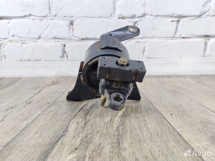 Опора двигателя правая Carina E