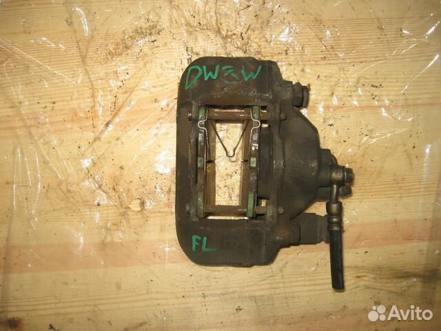 Суппорт перед лево mazda DW3W Demio '96-'02