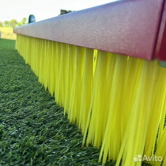 Треугольная щетка для искусственного газона