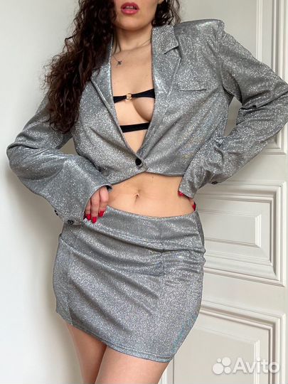 Костюм блестящий кроп жакет и мини юбка