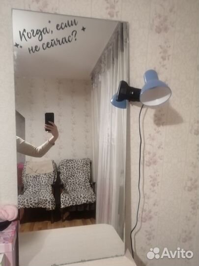 Высокое зеркало стояло в шоу руме