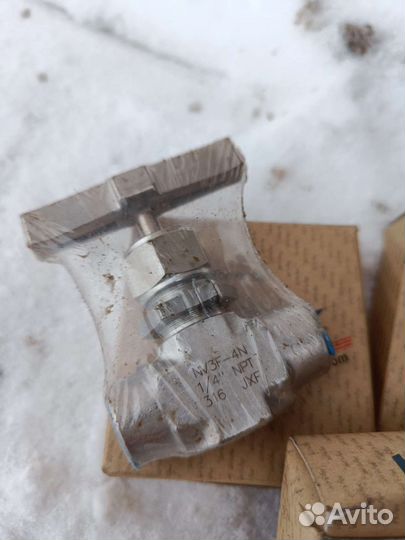 Вентиль HY-LOK NV3F-4N