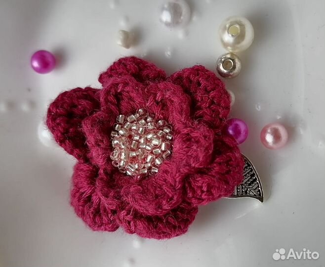 Вязанная брошь ручной работы