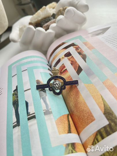 Винтажная брошь-значок « Women’s section»