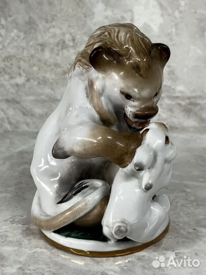 Фарфоровая статуэтка 