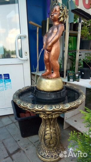 Скульптура фонтан писающий мальчик
