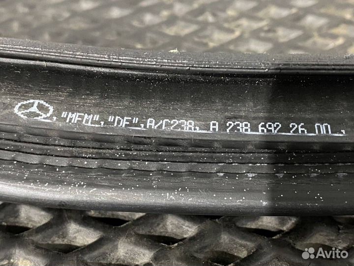 Уплотнитель двери правой Mercedes-Benz E-Класс