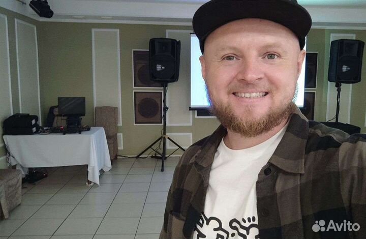 Диджей с оборудованием. Звукооператор