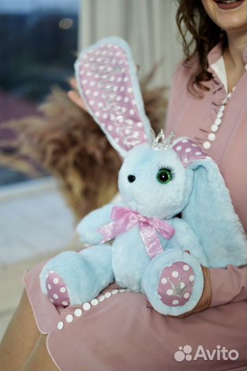 Заяц ручной работы с вышивкой