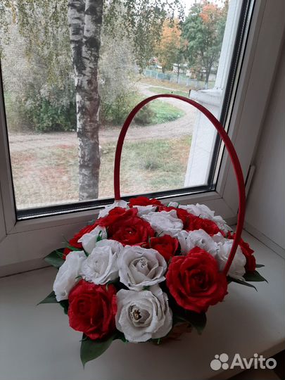 Сладкая композиция роз из конфет в корзине