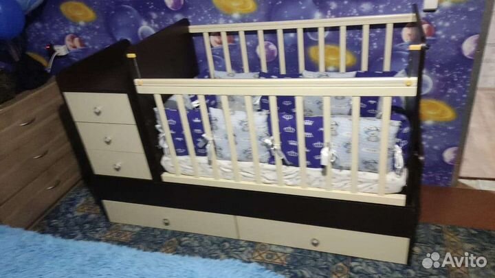 Детская кроватка с маятником