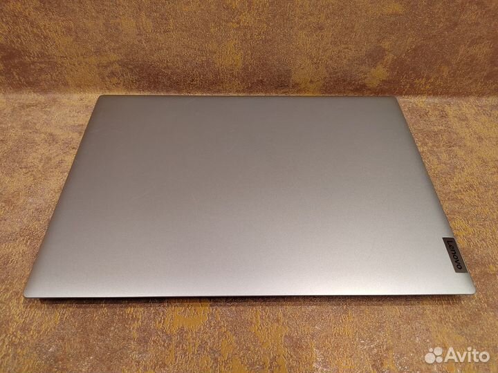 Ноутбук Lenovo Ryzen 3 / 4GB DDR4 / Vega 3 / SSD