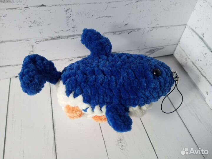 Игрушка Котик в костюме Акулы вязаный брелок