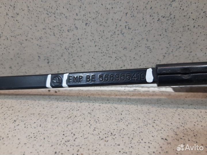 Поводок стеклоочистителя передний правый Skoda