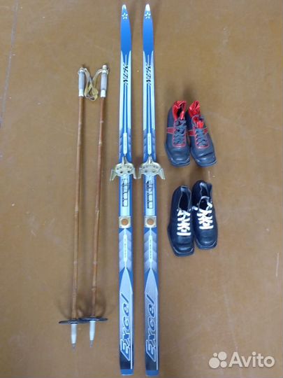 Лыжи детские 160 см, плюс палки и 2 пары ботинок