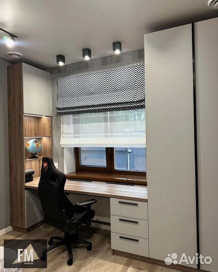 Рабочая зона у окна с шкафом