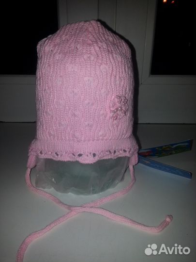 Вязанная шапочка для девочки на завязках