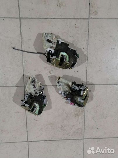 Замок двери Nissan blueberd u14