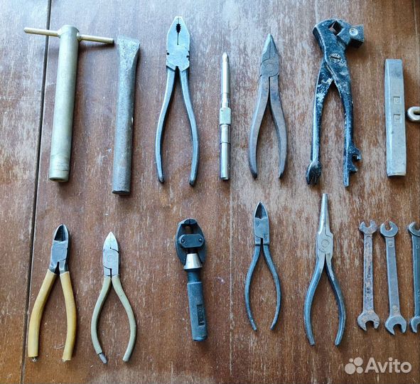 Инструмент рабочий молоток ключ плоскогубцы разные
