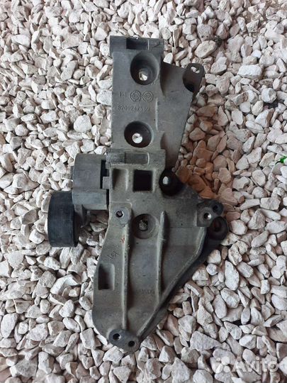 Кронштейн крепления генератора Рено Логан