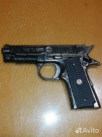 Зажигалки и пепельницы