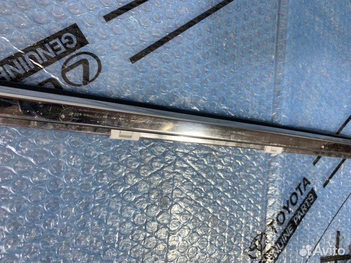 Молдинг стекла задний правый Lexus Nx200 2017