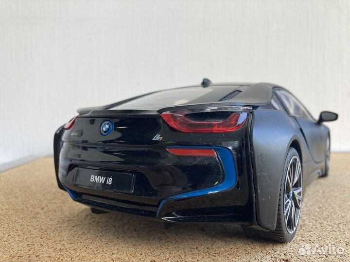 Машинка на пульте управления BMW i8