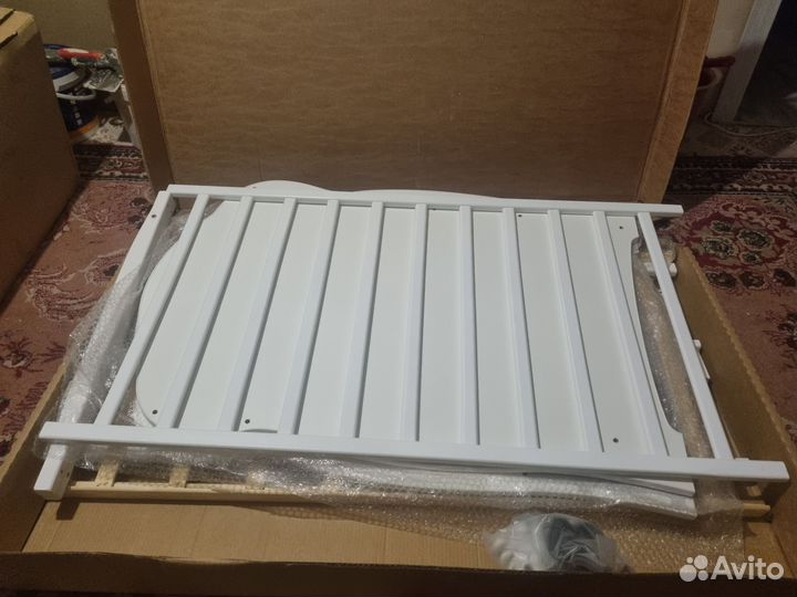 Детская кровать и детский пеленальный комод