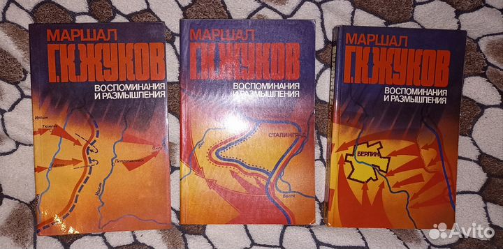 Книги разные листайте