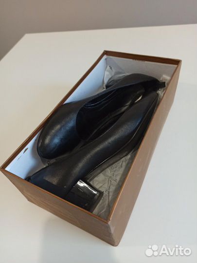 Туфли женские классика на низком каблуке 39 р